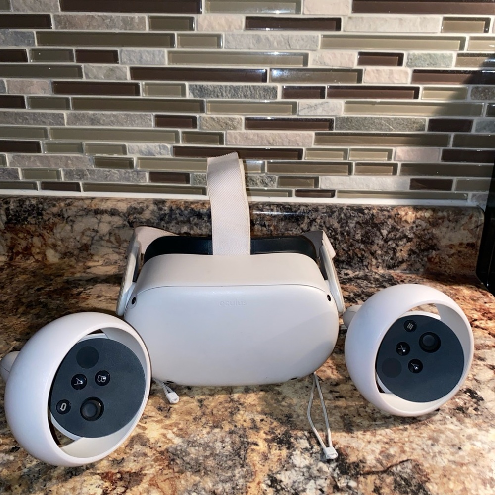 Quest 2 Oculus White Standalone VR Headset with Touch Controllers
